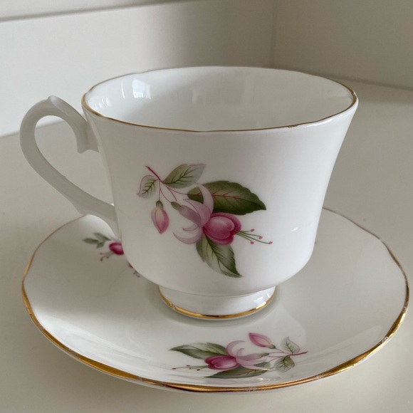 EUC VTG Duchess Bone China Footed Teacup and Saucer in the Fuchsia Pattern - Picture 3 of 6